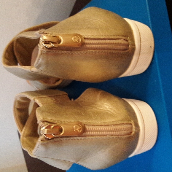 Adrienne Vittadini Gold Sandals - Picture 7 of 9